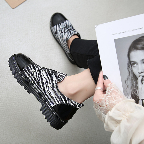 Alkalmi női cipő három színben mintás