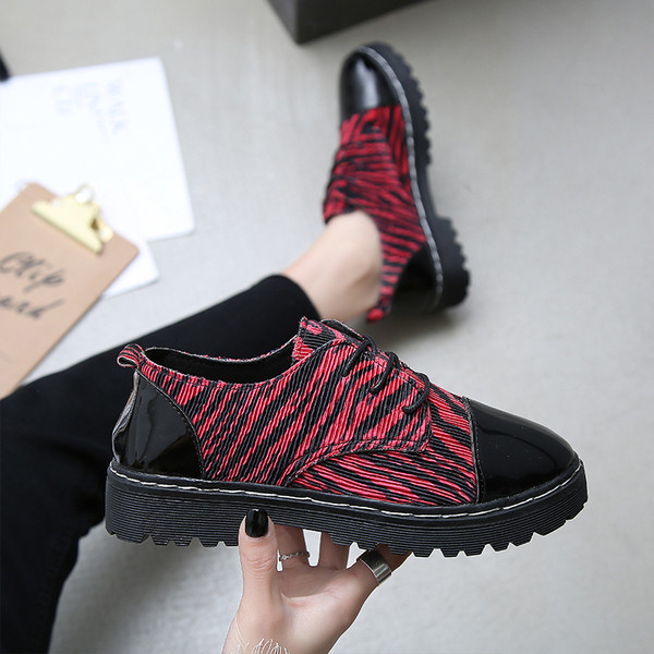 Alkalmi női cipő három színben mintás