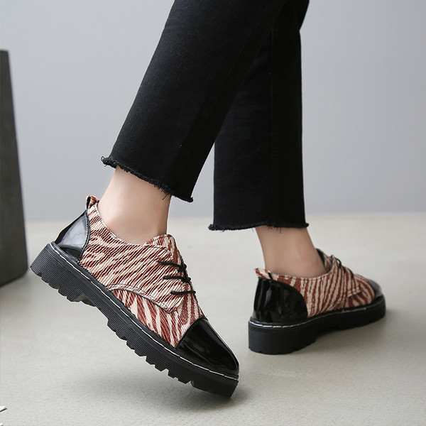 Alkalmi női cipő három színben mintás