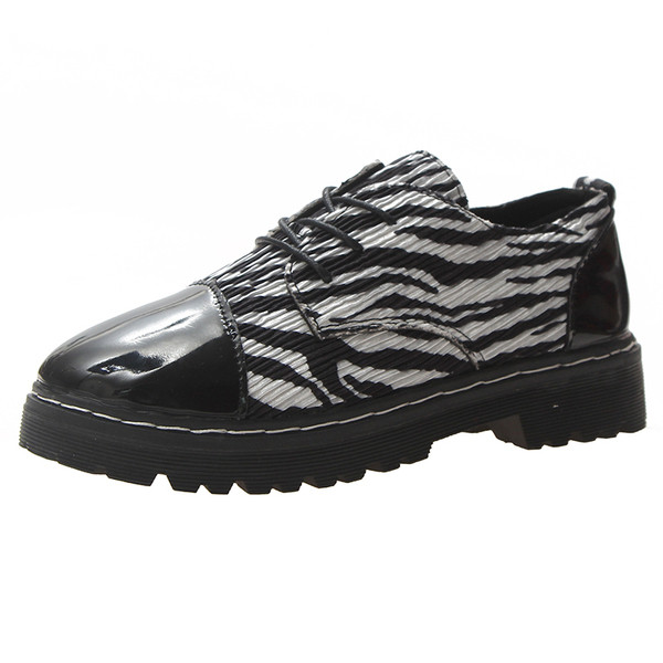 Alkalmi női cipő három színben mintás