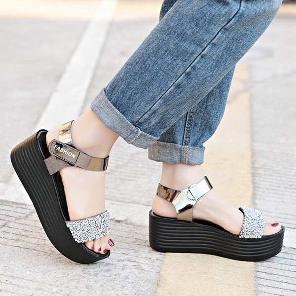 Modern női szandál platformmal, két színben