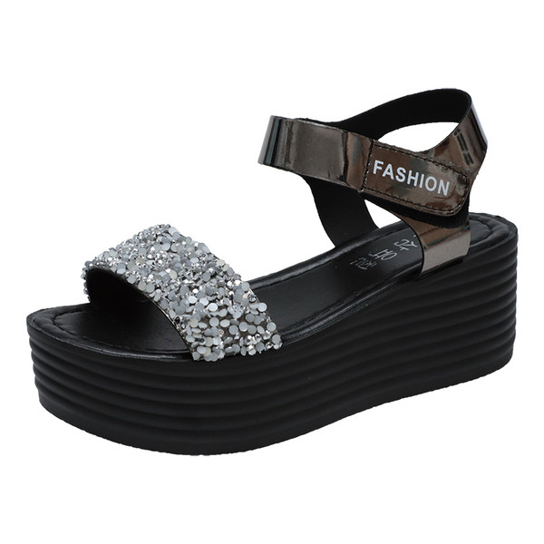 Modern női szandál platformmal, két színben