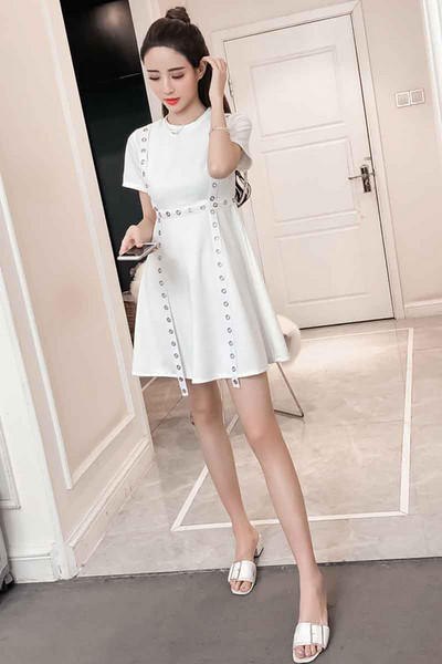 Modern női ruha fém elemmel fehér és fekete színben