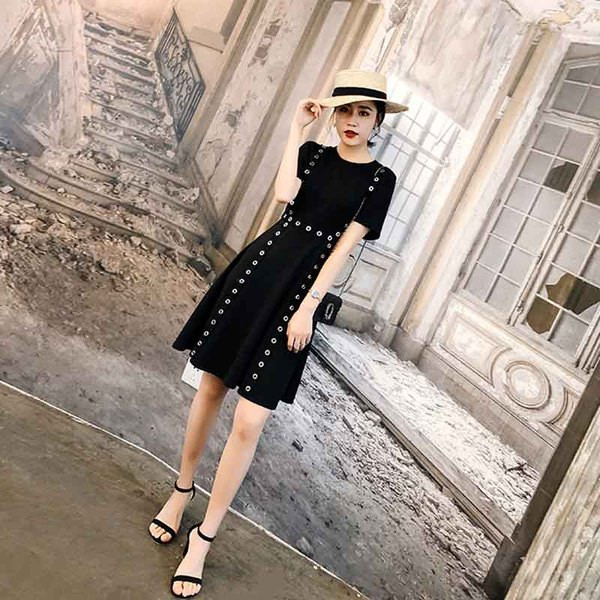 Modern női ruha fém elemmel fehér és fekete színben