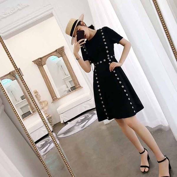 Modern női ruha fém elemmel fehér és fekete színben