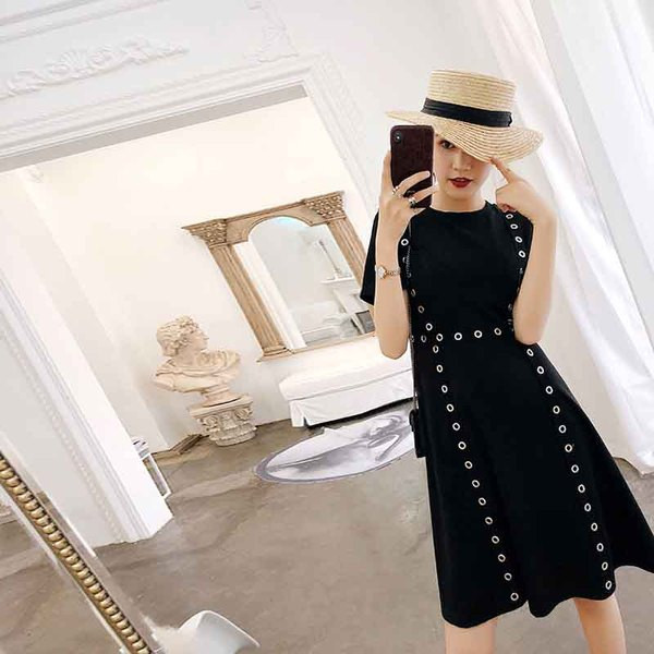 Modern női ruha fém elemmel fehér és fekete színben