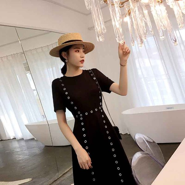 Modern női ruha fém elemmel fehér és fekete színben