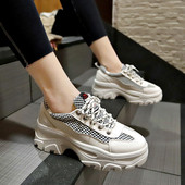 Aktuális női tornacipő durva talppal, fehér és bézs színben