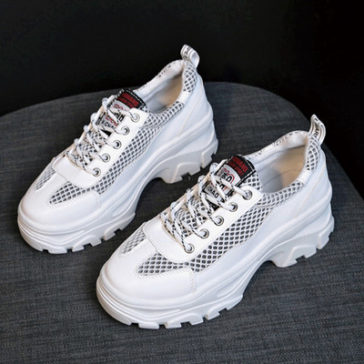 Aktuális női tornacipő durva talppal, fehér és bézs színben