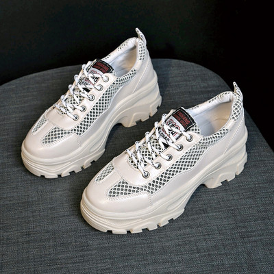 Aktuális női tornacipő durva talppal, fehér és bézs színben