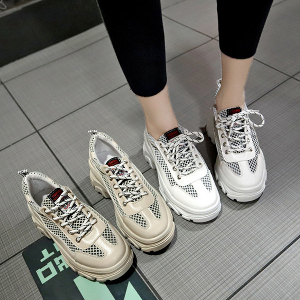 Aktuális női tornacipő durva talppal, fehér és bézs színben