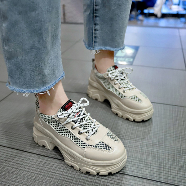 Aktuális női tornacipő durva talppal, fehér és bézs színben