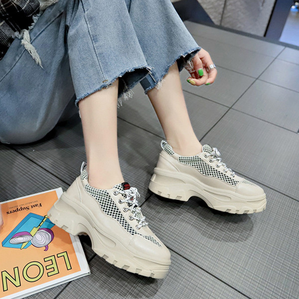 Aktuális női tornacipő durva talppal, fehér és bézs színben