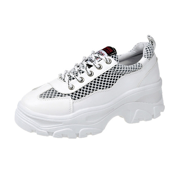 Aktuális női tornacipő durva talppal, fehér és bézs színben