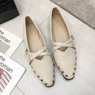 Γυναικεία έκο δερμάτινα υποδήματα  με μεταλλικά στοιχεία σε μπεζ και καφέ χρώμα