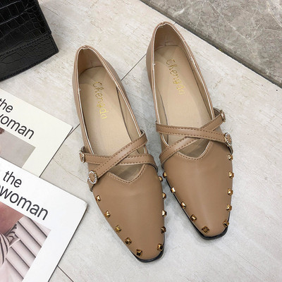 Γυναικεία έκο δερμάτινα υποδήματα  με μεταλλικά στοιχεία σε μπεζ και καφέ χρώμα