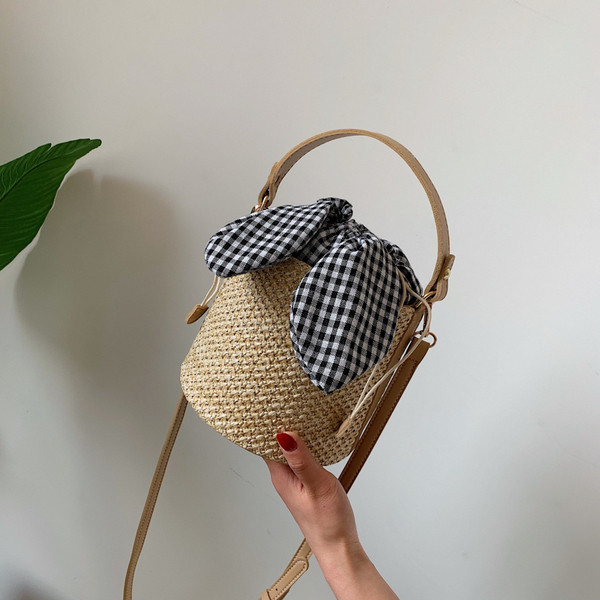 Modern női táska típusú táska fém elemekkel, két színben