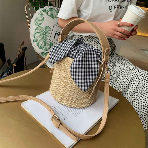 Modern női táska típusú táska fém elemekkel, két színben