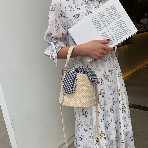 Modern női táska típusú táska fém elemekkel, két színben