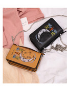 Öko bőrből készült modern női táska több színben hímzéssel és fém lánccal