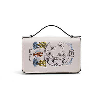 Öko bőrből készült modern női táska több színben hímzéssel és fém lánccal