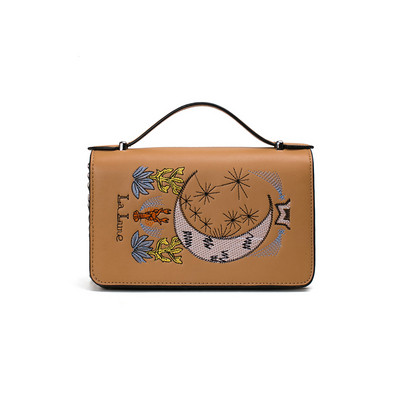 Öko bőrből készült modern női táska több színben hímzéssel és fém lánccal