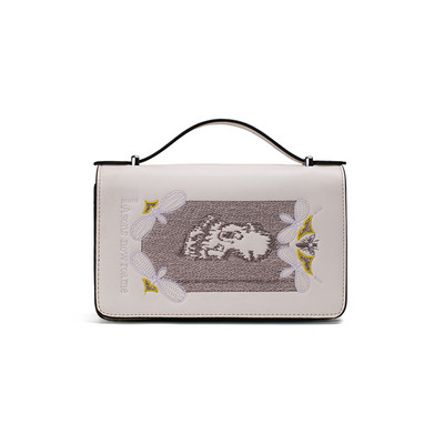 Öko bőrből készült modern női táska több színben hímzéssel és fém lánccal