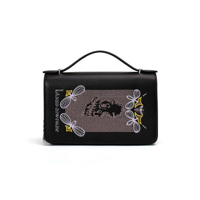 Öko bőrből készült modern női táska több színben hímzéssel és fém lánccal