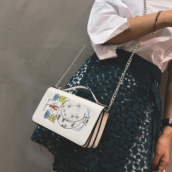 Öko bőrből készült modern női táska több színben hímzéssel és fém lánccal