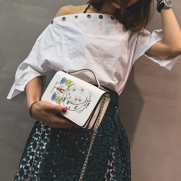 Öko bőrből készült modern női táska több színben hímzéssel és fém lánccal