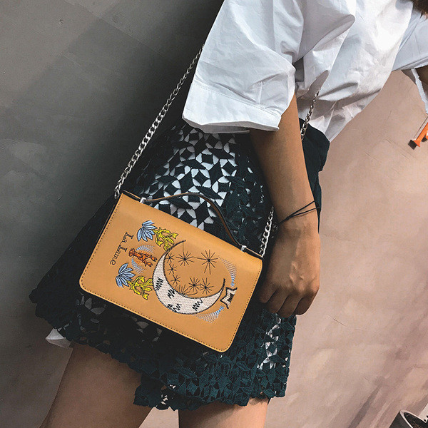 Öko bőrből készült modern női táska több színben hímzéssel és fém lánccal