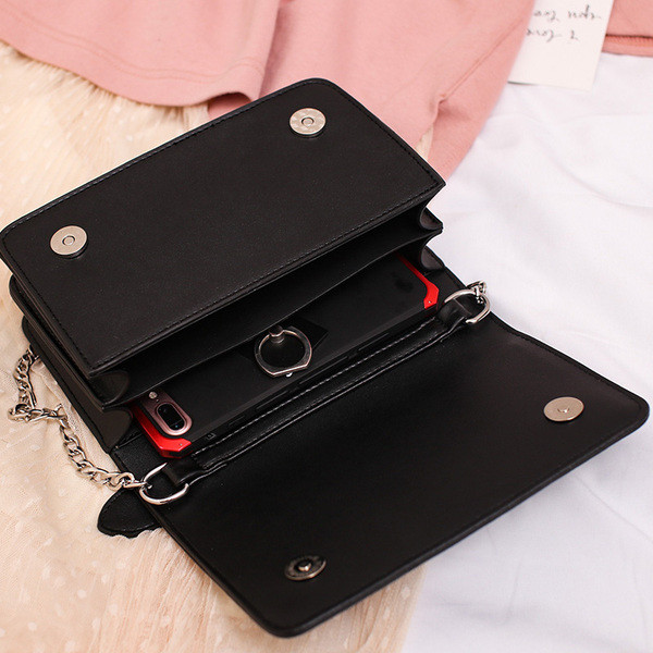 Öko bőrből készült modern női táska több színben hímzéssel és fém lánccal