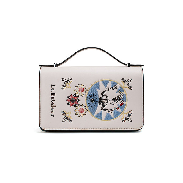 Öko bőrből készült modern női táska több színben hímzéssel és fém lánccal