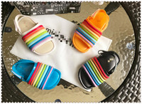 Modern gyerekszandál több színben fiúknak és lányoknak, matricával