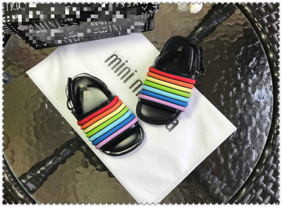 Modern gyerekszandál több színben fiúknak és lányoknak, matricával