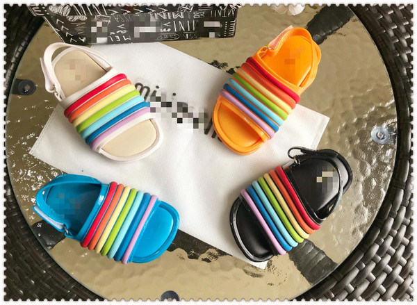 Modern gyerekszandál több színben fiúknak és lányoknak, matricával