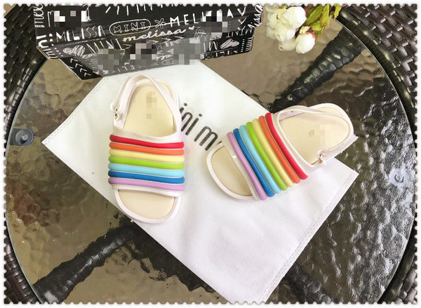 Modern gyerekszandál több színben fiúknak és lányoknak, matricával