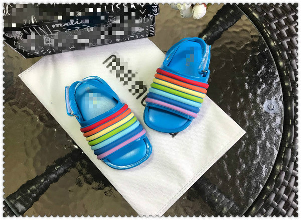 Modern gyerekszandál több színben fiúknak és lányoknak, matricával