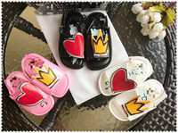 Σύγχρονα παιδικά σανδάλια για κορίτσια με τρισδιάστατο στοιχείο