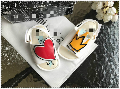 Σύγχρονα παιδικά σανδάλια για κορίτσια με τρισδιάστατο στοιχείο