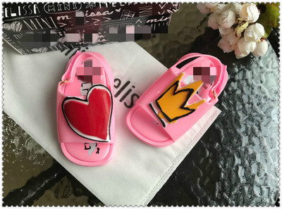 Σύγχρονα παιδικά σανδάλια για κορίτσια με τρισδιάστατο στοιχείο