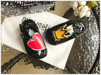 Σύγχρονα παιδικά σανδάλια για κορίτσια με τρισδιάστατο στοιχείο