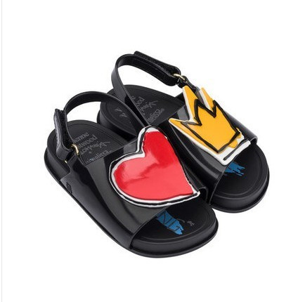 Σύγχρονα παιδικά σανδάλια για κορίτσια με τρισδιάστατο στοιχείο