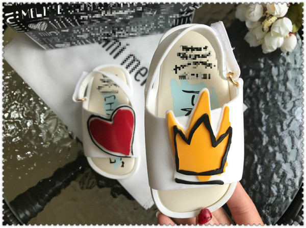 Σύγχρονα παιδικά σανδάλια για κορίτσια με τρισδιάστατο στοιχείο