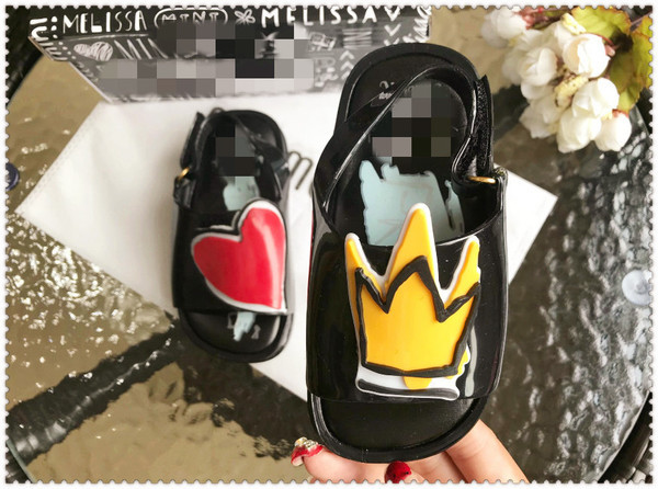 Σύγχρονα παιδικά σανδάλια για κορίτσια με τρισδιάστατο στοιχείο