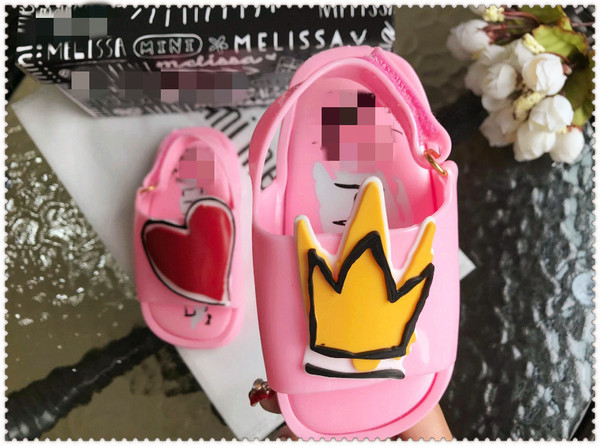 Σύγχρονα παιδικά σανδάλια για κορίτσια με τρισδιάστατο στοιχείο