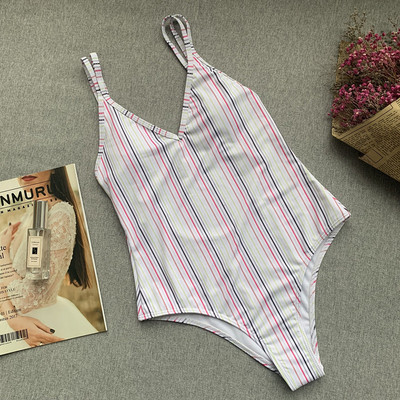 Teljes fürdőruha V-nyakkal és csupasz háttal, három színben