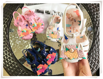 Модерни детски сандали за момичета с апликация в няколко цвята