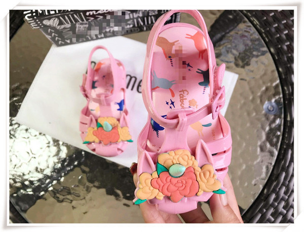 Modern gyerekszandál lányoknak több színben rátéttel