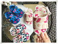 Modern gyerekszandál lányoknak három színben, matricával